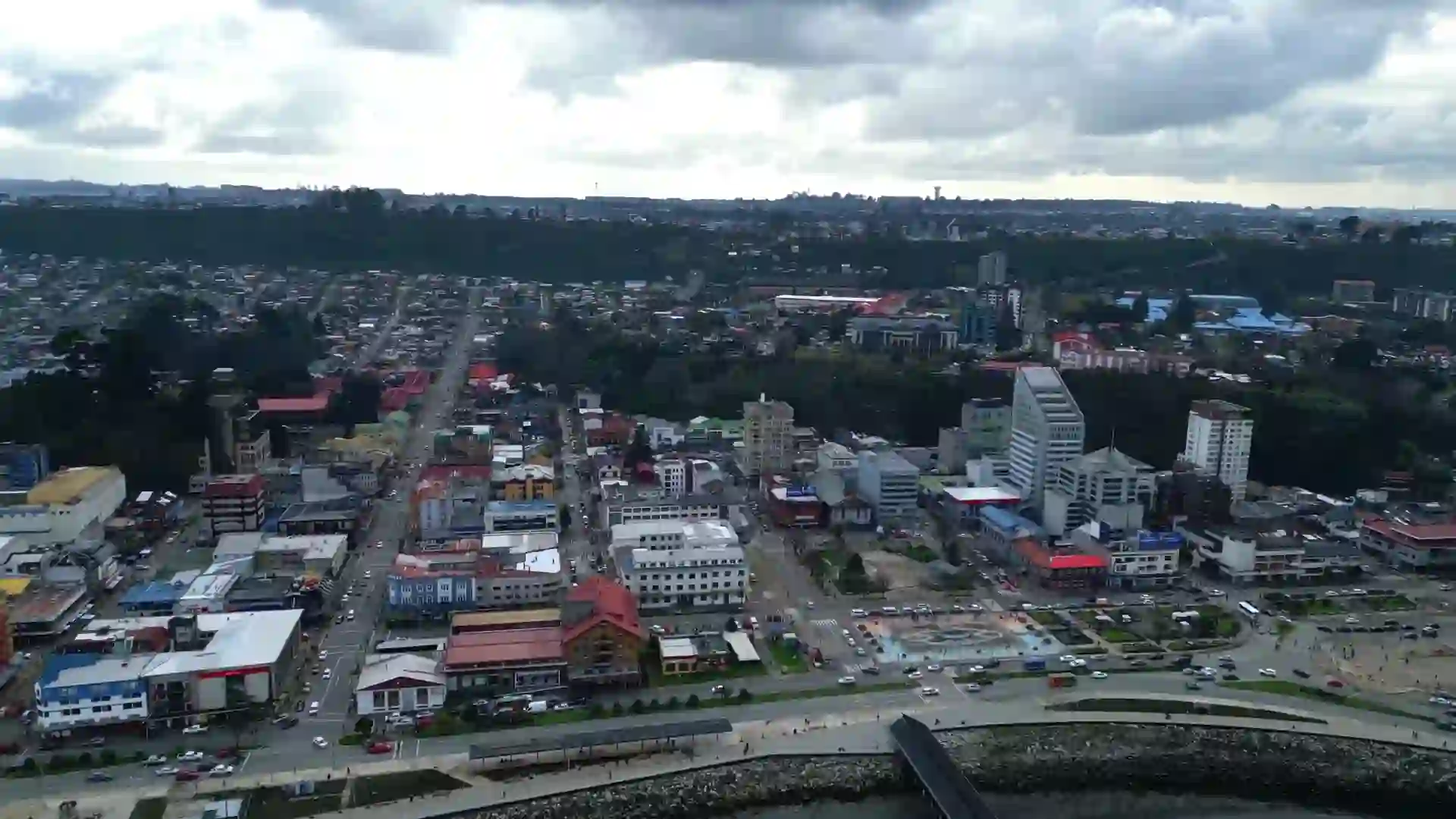 Panorámica de Puerto Montt y volcanes